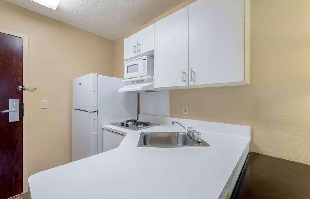 Extended America Select - Minneapolis - - Valley View Road 2*